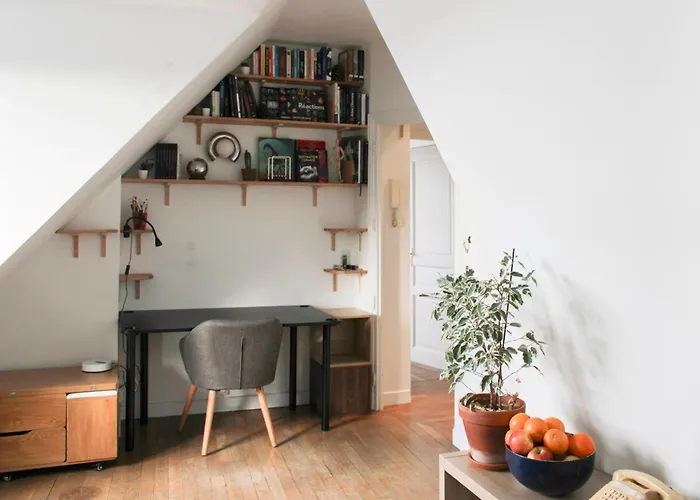 Bright Parisian Escape With Breathtaking Views شقة